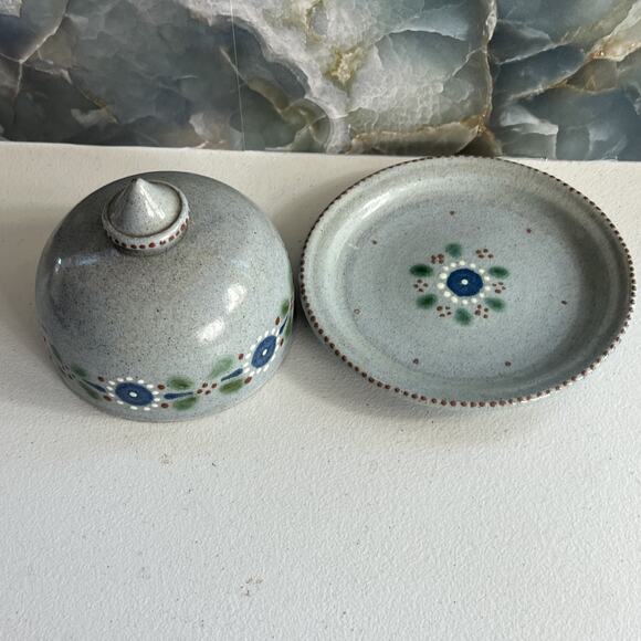 Vintage Stoneware Art Studio Pottery Cheese Dish Hand Painted Flowers Signed - Picture 4 of 15